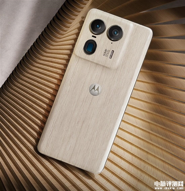 moto X50 Ultra发布 骁龙8s Gen3处理器售价3999元起，权威硬件评测网站,www.dnpcw.com